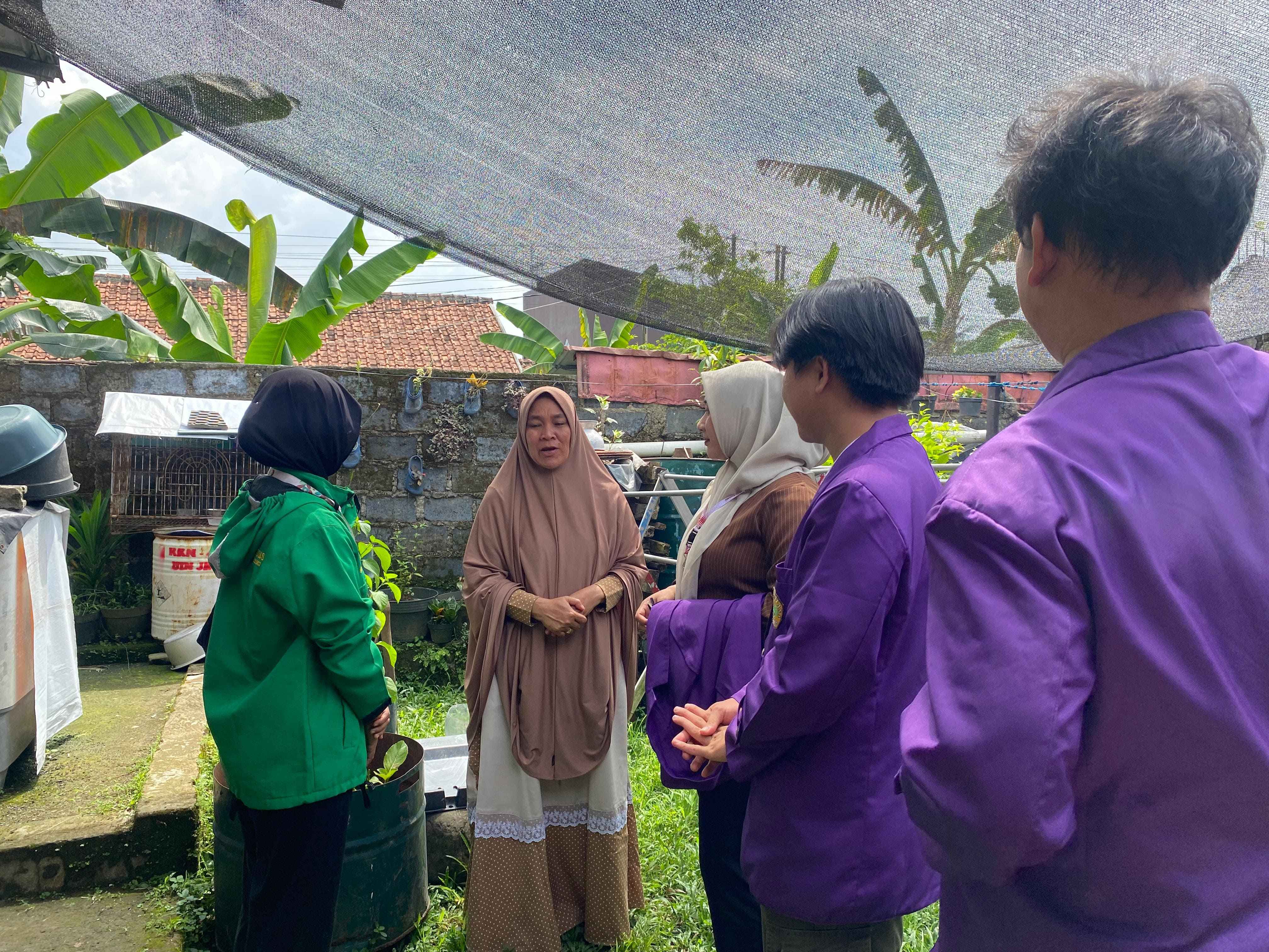 Tim PPK Ormawa HMB-Helianthus Lakukan Monitoring Budidaya Tanaman Obat Keluarga (TOGA) di Desa Parakan